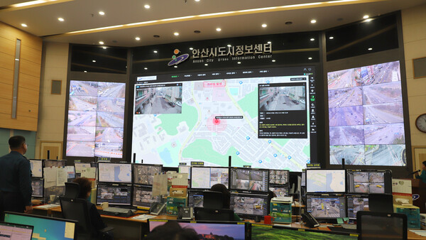 인텔리빅스는 최근  ‘일사천리 민생안전회의’에서 자사 생성형 AI 관제시스템 Gen AMS를 안산시장과 관계자들을 대상으로 시연했다. /인텔리빅스
