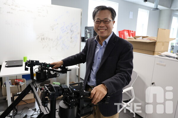 장병탁 서울대AI연구원장 로봇을 학습시키기 위한 시뮬레이터를 시연하고 있다. /구아현 기자