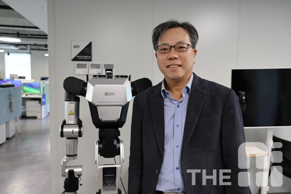 장병탁 서울대AI연구원장은 “서울대 AI연구원은 로봇 기업들과 협업해 로봇의 두뇌에 해당하는 능력을 AI로 만들고 있다”고 설명했다. 레인보우로보틱스가 개발한 로봇과 함께 장병탁 서울대AI연구원장이 사진을 찍고 있다.  /구아현 기자