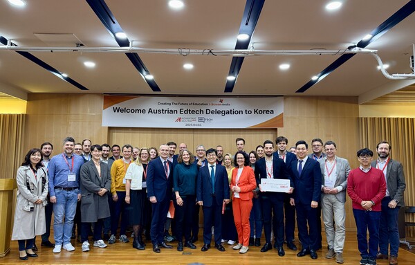 2일 경기도 판교 아이스크림미디어 본사에서 오스트리아 에듀테크 사절단이 방문해 디지털 교육 교류 행사를 하고 기념사진을 찍고 있다. /아이스크림미디어