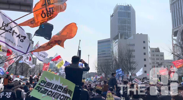 4일 서울 종로구 안국동사거리 일대에 모인 시민 인파들 /THE AI