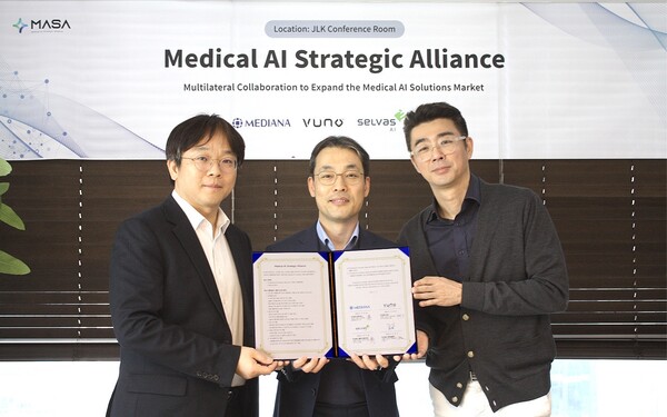 서울 강남구 제이엘케이 사옥에서 개최된 메디컬 AI 얼라이언스 협약식에서 뷰노 이예하 대표, 제이엘케이 김동민 대표, 셀바스AI·메디아나 곽민철 대표(왼쪽부터)가 기념 사진을 촬영하고 있다. /제이엘케이