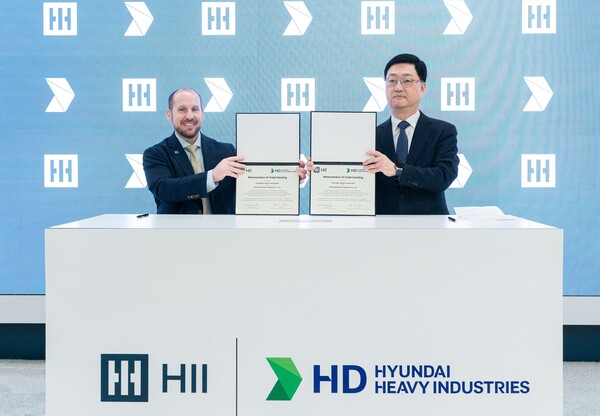 현지시간 7일 미국 워싱턴D.C.에서 열린 ‘해양항공우주 전시회(Sea Air Space 2025)’ 헌팅턴 잉걸스 전시관에서 주원호 HD현대중공업 특수선사업대표(오른쪽)와 브라이언 블란쳇 잉걸스 조선소 사장이 선박 건조 생산성 향상 및 첨단 조선 기술 협력을 위한 양해각서(MOU)를 체결한 뒤 기념 사진을 촬영하고 있다. /HD현대