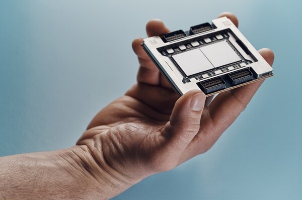 IBM이 . 하드웨어, 소프트웨어, 시스템 운영 전반에 걸쳐 AI 기술을 전면 탑재한 차세대 메인프레임 ‘IBM z17’을 공개했다. /IBM