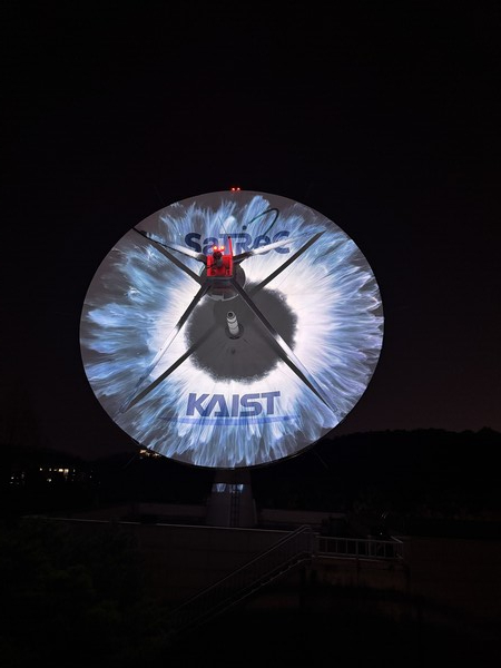 KAIST 인공위성연구센터에서 미디어 아티스트인 문화기술대학원 이진준 교수와 글로벌 아티스트 지드래곤의 협업을 통해 만든 음원을 우주로 송출하는 모습. /KAIST 