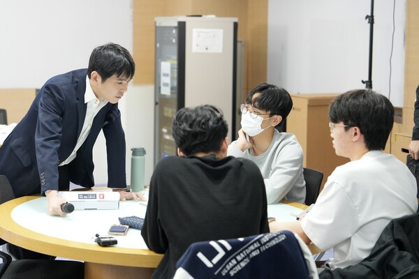 11일 울산과학기술원(UNIST) 특임교수로 임용된 이세돌 9단이  강의에서 팀프로젝트 수행을 위해 지도하고 있다. /UNIST