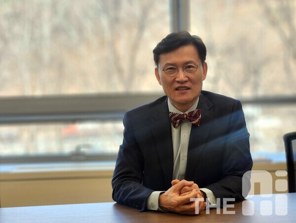 김명주 AI안전연구소장은 “모든 나라가 AI 안전을 측정할 수 있는 도구를 개발해 세계 표준으로 하고 싶어 한다”며 “조만간 AI 안전에 관한 싸움이 치열하게 벌어질 것”이라고 말했다. /김동원 기자