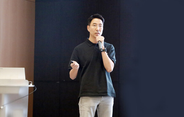 경기도 성남시에 위치한 분당 두산타워에서 진행된 타운홀 미팅에서 김민표 두산로보틱스 대표가 임직원들에게 발언하고 있다. /두산