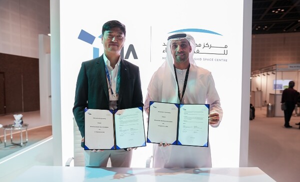 전태균 에스아이에이 대표(왼쪽)가 살렘 후마이드 알마리(Salem Humaid AlMarri) UAE MBRSC 우주센터장 MOU를 체결했다. /에스아이에이