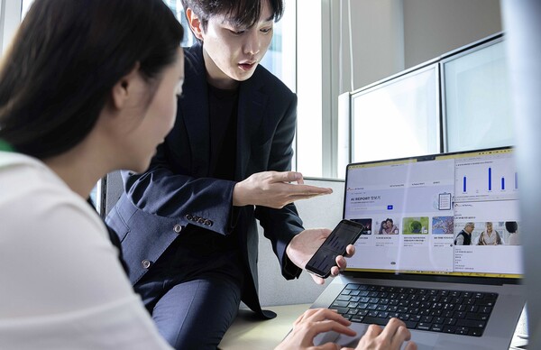 SK 텔레콤은 텔레콤은 AI 기반의 설문 조사 결과와 그 분석 리포트를 제공하는 SKT AI Survey’ 서비스를 전용 홈페이지를 공개했다고 17일 밝혔다. 사진은 SKT AI Survey 홈페이지에서 다양한 설문 정보를 살펴보는 모습. /SKT