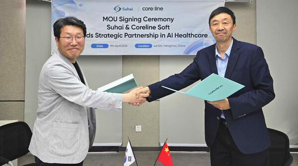 김진국 코어라인소프트 대표이사(왼쪽)와 왕핑(Wang Ping) 수하이 대표이사가 기념 사진을 촬영하고 있다. /코어라인소프트