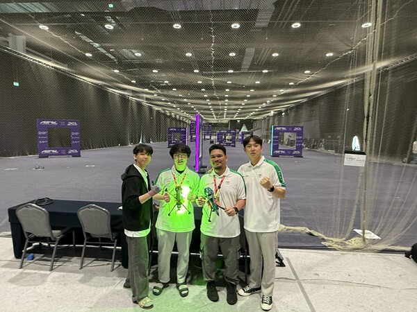 (왼쪽부터) 박성준 석사과정, 한동훈 박사과정,마울라나 아자리 박사과정, 유제인 석사과정.(KAIST) 