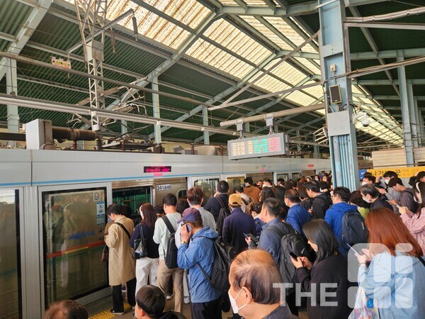 전장연 시위로 지하철 운행이 중단되자 시민들이 지하철에서 내려 다음 열차를 기다리고 있다. /김동원 기자