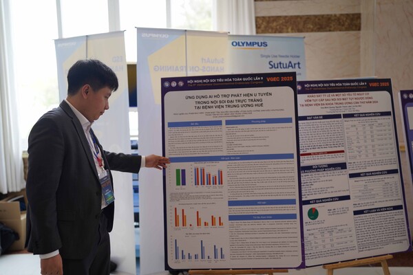 VGEC에서 히엔(Hien)후에중앙병원 내시경 센터장이 포스터에 대해 설명을 하고 있다. /웨이센
