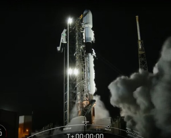 22일 오전 9시 48분(한국시간) 미국 플로리다주 케이프 커너베럴 우주군기지에서 대한민국 정찰위성 4호기가 실린 스페이스X사의 팰컨-9 발사체가 발사되고 있다./스페이스X