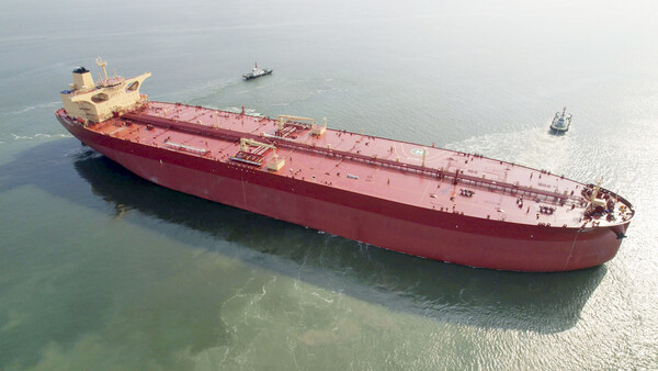 SK해운의 31만8000t(톤)급 초대형 유조선 씨브레이브(C.BRAVE)호가 HD현대마린솔루션의 ‘오션와이즈’를 장착하고 최적 항로 운항 실증에 나선 모습 /HD현대마린솔루션