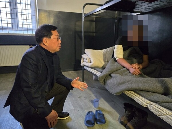유용원 의원이 우크라이나 전쟁에 참여한 북한 포로와 이야기를 나누고 있다. /유용원 의원실