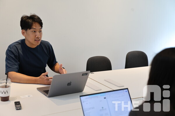 이강민 데이원컴퍼니 대표가 “AI 기술이 사회의 일하는 방식을 바꾸고 있다”면 성인 교육 시장의 변화에 대해 설명하고 있다. /THE AI 