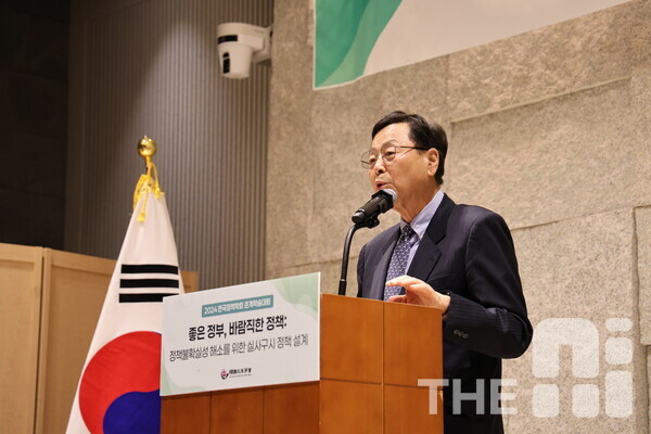 25일 서울 LW컨벤션센터 그랜드볼룸에서 열린 ‘인공지능민간특별위원회’ 발대식에서 김진형 인공지능민간특별위원회 위원장이 환영사를 말하고 있다. /유덕규 기자