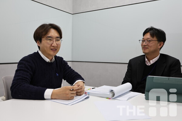 한양대 ERICA AI융합혁신대학원 강경태 단장과 고민삼 부단장이 휴머노이드 로봇 분야에 대해 향후 5년 후 AI 기술의 급속한 발전과 결합해 더 사람답게 사고하고 행동하는 존재로 진화할 것이라고 예측했다. /구아현 기자