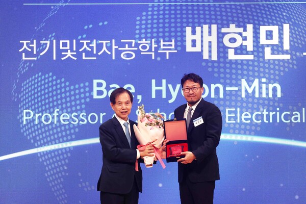  대전 본원 학술문화관 정근모 콘퍼런스홀에서 열린 KAIST(한국과학기술원) 리서치데이(Research Day)’에서 이광형 KAIST 총장이 배현민 전기·전자공학부 교수에게 ‘연구대상’을 수여하고 있다. /KAIST