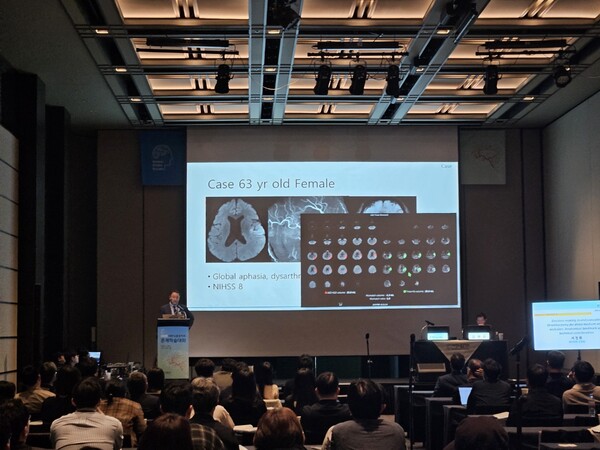 25일 서울 그랜드 하얏트 호텔에서 개최된 '2025 대한뇌졸중학회 춘계학술대회'에서 제이엘케이 관계자가 JLK-LVO 등을 소개하고 있다. /제이엘케이