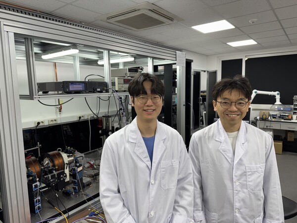 송무준 KAIST 물리학과 박사(왼쪽), 김갑진 KAIST 물리학과 교수. /KAIST