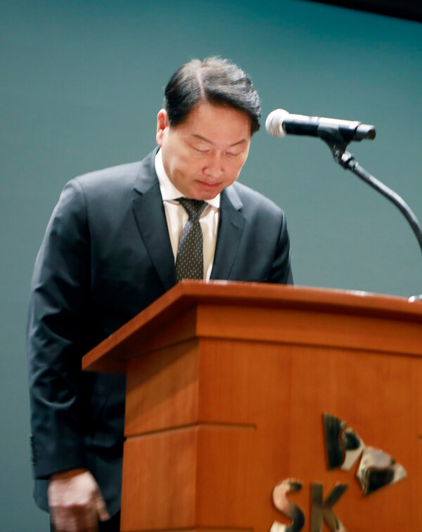 최태원 SK그룹 회장이 7일 SKT 유심 해킹 19일 만에 대국민 사과를 하고 보안 시스템 투자를 확대하겠다고 밝혔다. /SKT