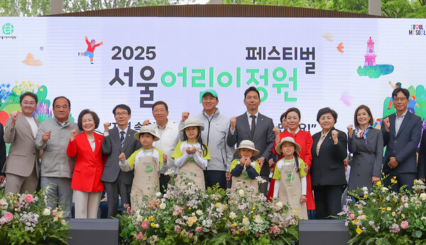 5일 서울 광진구 서울어린이대공원에서 진행된 ‘2025 서울어린이정원 페스티벌’ 행사에 오세훈 서울시장(왼쪽에서 여섯 번째), 김욱수 GS건설 HR실장(오른쪽에서 첫 번째) 등 내빈이 참석한 가운데 기념 사진을 촬영하고 있다. /GS건설