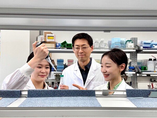 (왼쪽부터) 양예원 생명화학공학과 석사과정, 김유식 생명화학공학과 교수, 구도영 생명화학공학과 박사과정. /KAIST