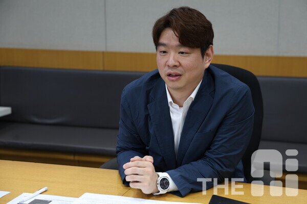 박승재 인텔코리아 상무가 본지 유덕규 기자와 이야기를 나누고 있다. /김동원 기자