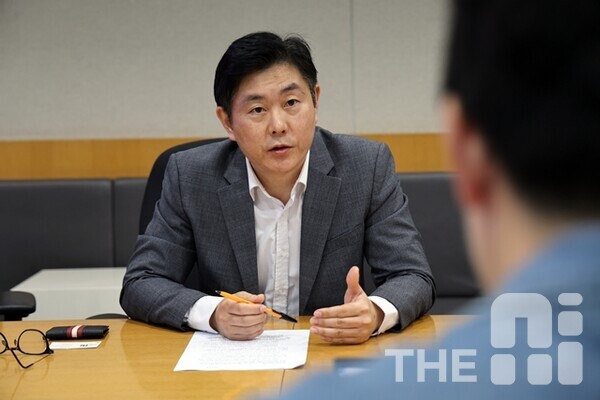 조민성 인텔코리아  데이터센터 기술담당 이사가 본지 김동원 기자와 이야기를 나누고 있다. /유덕규 기자