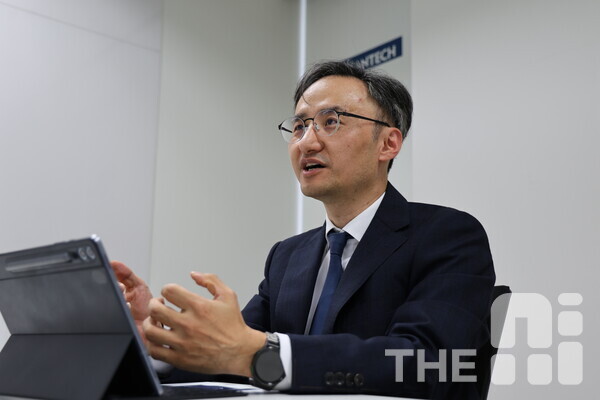 최수혁 어드밴텍케이알 부사장이 본지 유덕규 기자와 대화하고 있다. /유덕규 기자