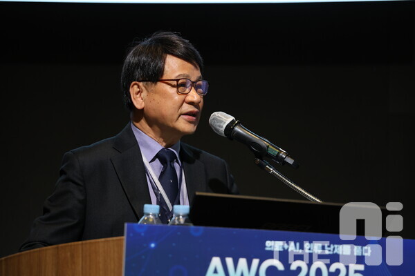 22일 경기 성남 판교 차바이오센터에서 열린 AWC 2025 in Seoul에서 고정재 차의료원 본부장이 기조 연설을 하고 있다. /구아현 기자