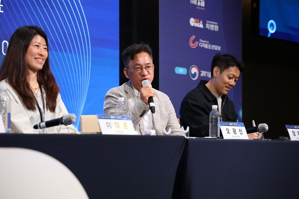 22일 경기도 판교 차바이오컴플렉스에서 열린 ‘AWC 2025 in Seoul’에서 난임·저출산 분야 AI 도입 한계가 지적됐다. (왼쪽부터) 이혜준 카이헬스 대표, 오광신 에임넥스트 대표, 장재환 휴먼스케이프 CTO. /구아현 기자