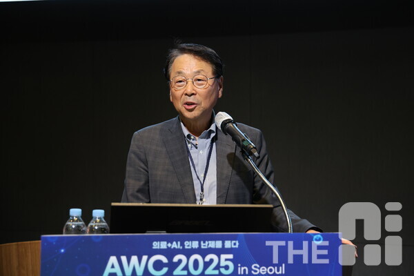 22일 경기 성남 판교차바이오컴플렉스에서 진행된 AWC 2025 in Seoul에서 김진형 민간인공지능위원회 위원장이 기조 연설을 하고 있다. /유덕규 기자