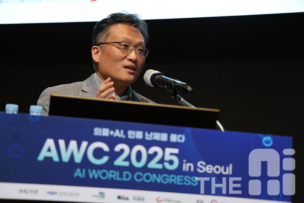 22일 경기 성남시 판교 차바이오컴플렉스에서 열린 ‘AWC 2025 in Seoul(이하 AWC 2025 서울)에서 신수용 카카오헬스케어 CTO 현재 개발 중인 소아 의료 AI 서비스를 소개하고 있다. /구아현 기자