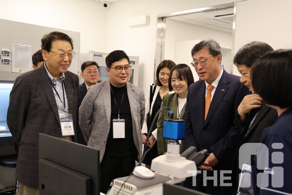 박윤규 원장과 김진형 민간인공지능위원장을 비롯핸 관계자들이 의료 현장을 둘러보고 있다. /구아현 기자