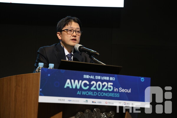 22일 경기도 성남시 판교 차바이오컴플렉스에서 열린 ‘AWC 2025 in Seoul’에서 이형철 서울대병원 헬스케어AI연구원 부원장이 ‘거대언어모델(LLM)과 인공지능(AI) 에이전트를 통한 헬스케어 혁신’을 주제로 발표하고 있다. /구아현 기자
