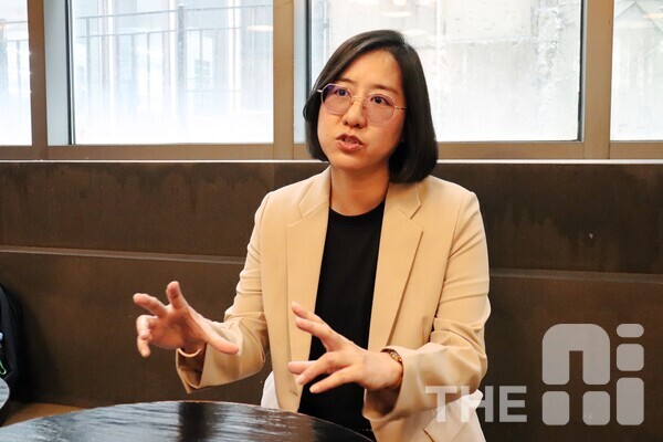 아피바디 파야툼롱 태국 디지털경제부 산하 빅데이터연구소 전략 프로젝트 담당 선임 감독관은 과거 안터뷰에서 네이버와 협력 가능성을 묻자 “우리는 우리의 문해력과 신뢰성을 높일 수 있는 AI에 관심이 크다”며 “태국에 맞는 AI가 있다면 당연히 협업하고 싶다”고 밝힌 바 있다. /김동원 기자