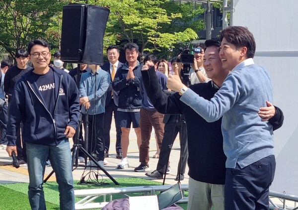 김동환 대표는 4월 25일 이준석 대선후보와 안철수 국민의힘 의원의 AI 관련 ‘미래를 여는 단비토크’에서 모더레이터를 맡았다.