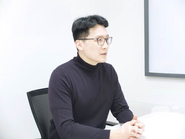 서상덕 대표는 “사기범들이 쓰는 ‘범죄 인프라’ 자체를 무력화시켜서, 사기를 치려면 엄청난 비용과 노력이 들도록 만드는 것도 AI 범죄를 막는 방안”이라고 소개했다. /유덕규 기자