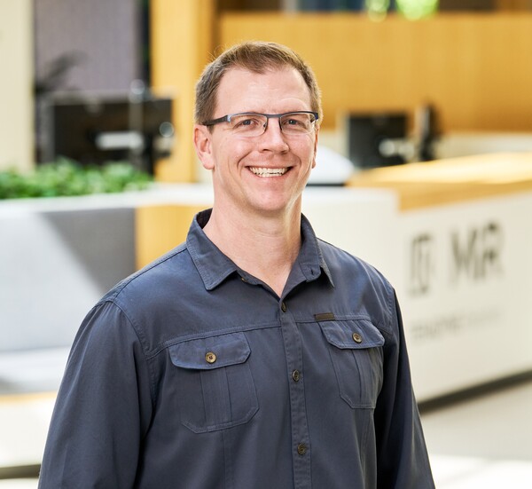 제임스 데이비슨 테라다인로보틱스 CAIO는 “AI 로봇은 사람을 대체하는 것이 아니라, 사람과 함께 일하며, 배우고 적응하고 협력하는 존재가 될 것”이라고 말했다. /테라다인로보틱스