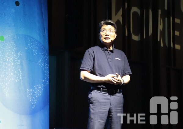 정운성 다쏘시스템 코리아 대표가 29일 서울 코엑스에서 열린 환영사에서 회사 7세대 전략인 3D 유니버스를 소개하고 있다. /김동원 기자