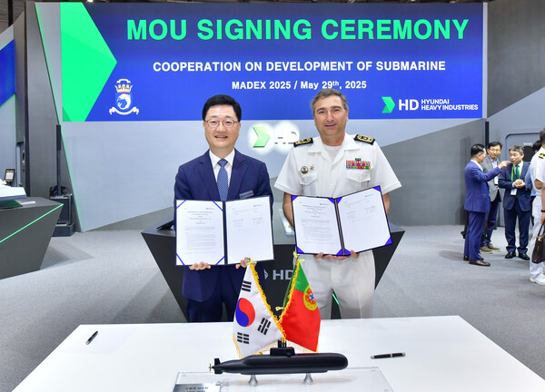 29일 부산 벡스코에서 진행된 마덱스2025서 주원호 HD현대중공업 특수선사업대표(왼쪽)와 페르난도 피레스(FERNANDO JORGE PIRES) 포르투갈 해군 물자본부장이 MOU를 체결한 뒤 기념 사진을 촬영하고 있다. /HD현대