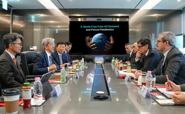 천종윤 대표(왼쪽 가운데)를 비롯한 씨젠 경영진이 살바로드 이야(Salvador Illa) 주지사(오른쪽 가운데) 등 스페인 카탈루냐주 방문단과 지난달 30일 서울 송파구 씨젠 본사에서 협력방안을 논의하고 있다./씨젠