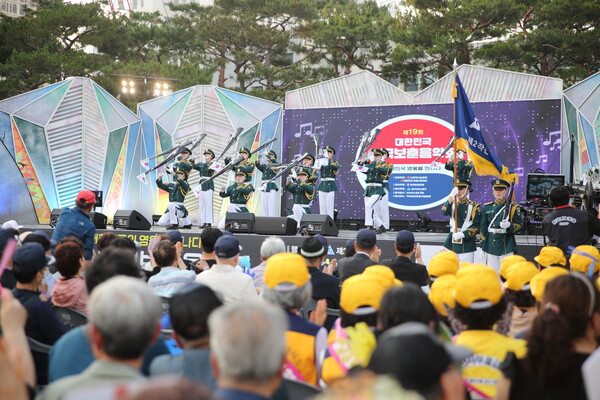 9일 대구 국채보상운동기념공원에서 진행된 ‘제19회 대한민국 호국보훈음악회’에서 국가 유공자들이 음악회를 감상하고 있다. /한국나눔연맹