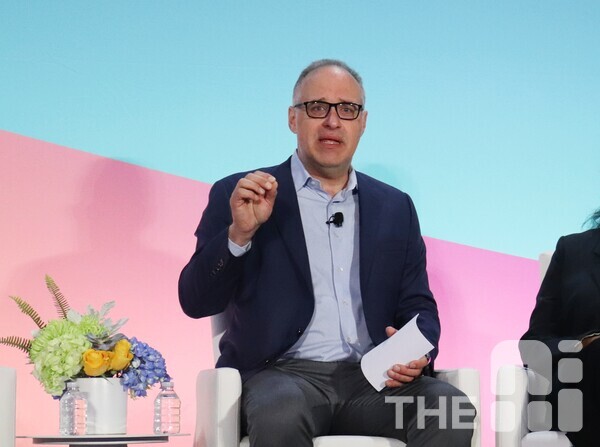 스티븐 슈미트(Stephen Schmidt) 아마존 CSO는  생성형 AI에 입력하는 프롬프트는 보안 전문가들에게 그 사람의 관심사, 업무 패턴, 심지어 기밀 정보까지 드러내는 중요한 단서가 될 수 있다고 경고했다. /김동원 기자