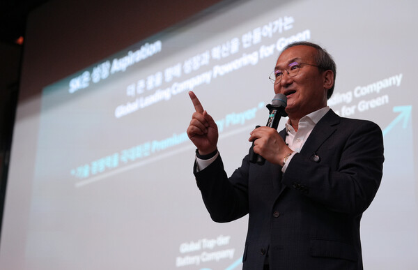 지난 10일 대전 한국과학기술원(KAIST) KI빌딩 퓨전홀에서 진행된 특강에서 이석희 SK온 CEO가 강연을 진행하고 있다. /SK온