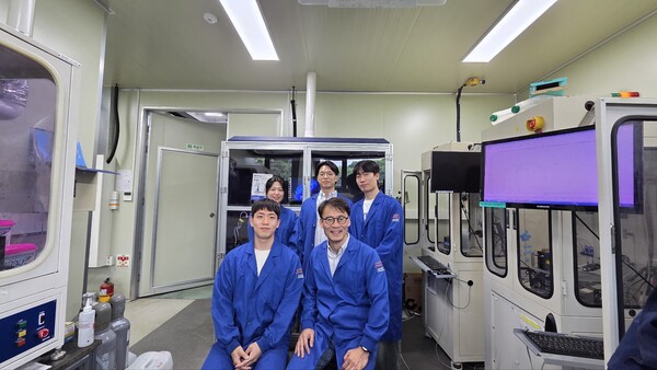 (앞줄 왼쪽부터) 박지수 박사과정, 김희탁 교수 (뒷줄 왼쪽부터) 석경화 박사과정, 두기수 박사, 오은택 박사과정